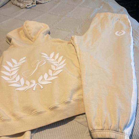 VS PINK Sweatsuit set. Sweatpants & zip up hoodie. Excellent condition! - Picture 4 of 6